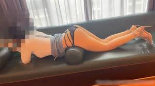 优雅气质尤物御姐女神纤纤美腿玲珑身段性感蕾丝小内裤优雅小高跟，翘起蜜桃臀勾引，这样的尤物谁受得了必须狠狠操服她 海报