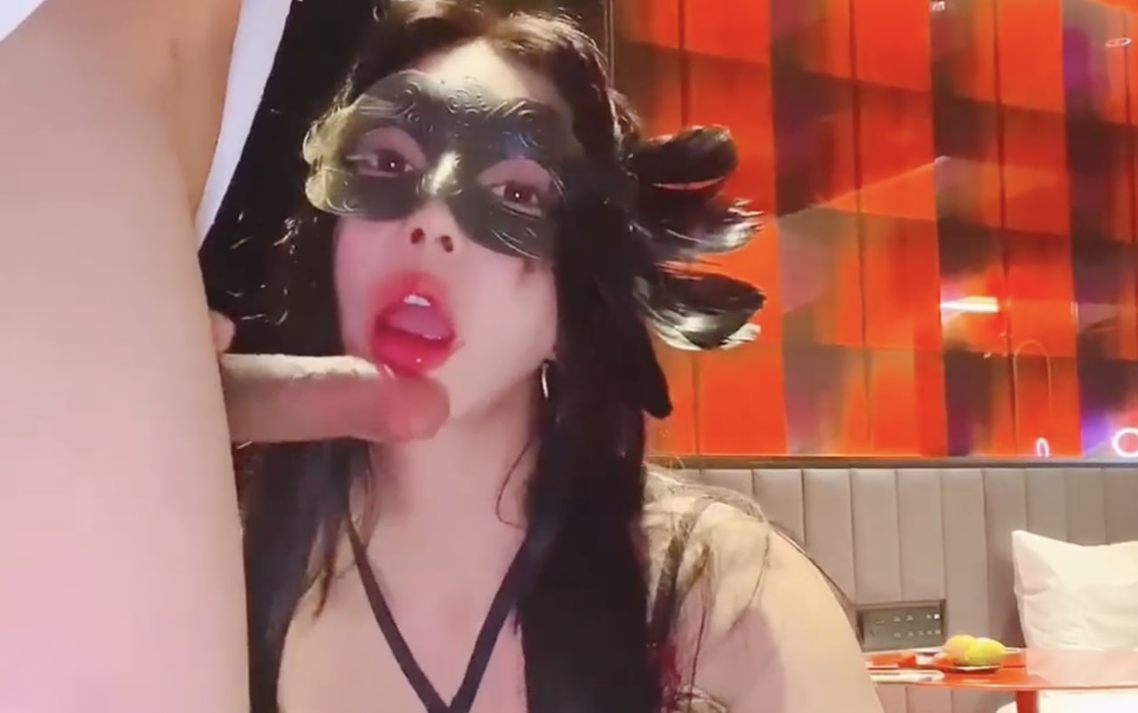 爱丝袜的Vivian姐_中国风内衣酒店内后入最后口爆的。 海报