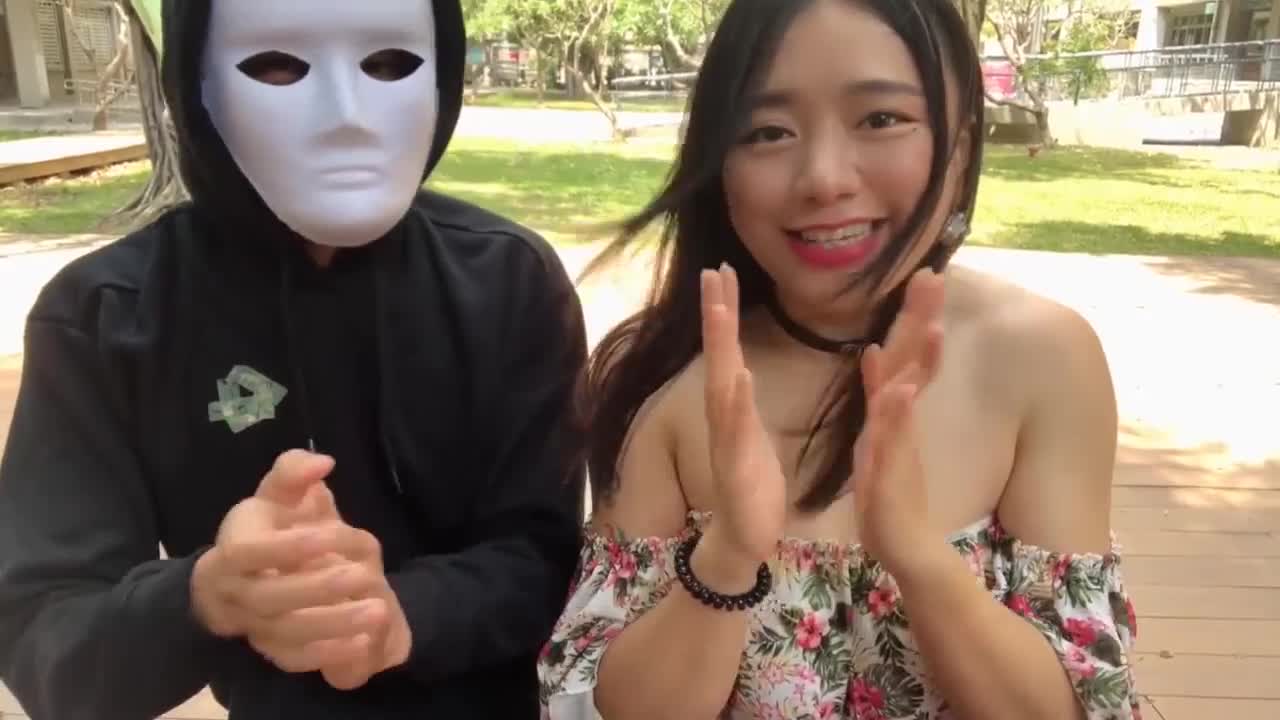 白天约会蒙面人，激情做爱爽歪歪的。 海报