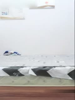 长相清纯萌妹子双人口交秀躺着舔完jj再站着按着头抽插非 海报