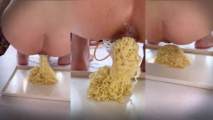 【重口味】煮好的泡面往屁股洞里塞 塞完还得拉 最后还得吃！！ 海报