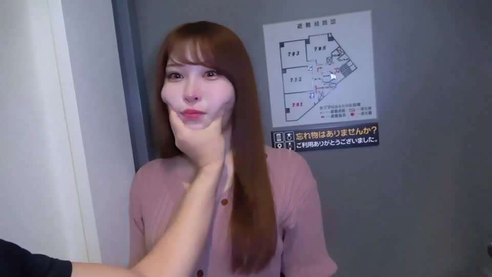长相可爱甜美的白虎女大为了学费援交被暴力深喉3P 海报