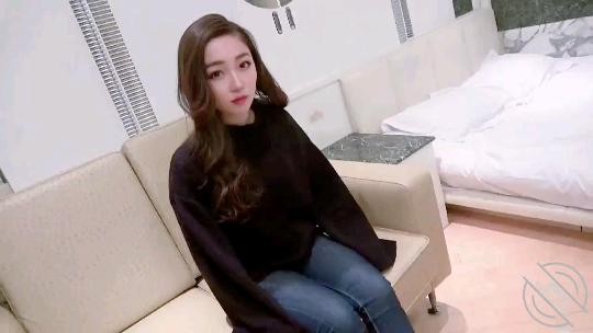 操高颜值白白净净美女 海报