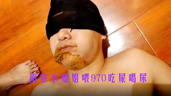 【调教坐便器吃黄金喝圣水】南京小姐姐喂吃屎喝尿 海报