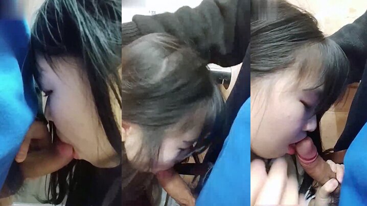 【情侣自拍】口活深喉很厉害的白衣黑白格裙纯情漂亮年轻美女与男友在公厕里激战先口爆一次然后坐马桶盖上啪啪 海报