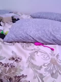 姐妹一起玩直播，露脸全裸道具自慰，把妹妹抱在怀中给她吃 海报