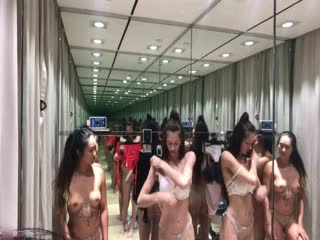 前凸后翘身材非常SEX的华裔留学生与美女闺蜜试衣间换多 海报