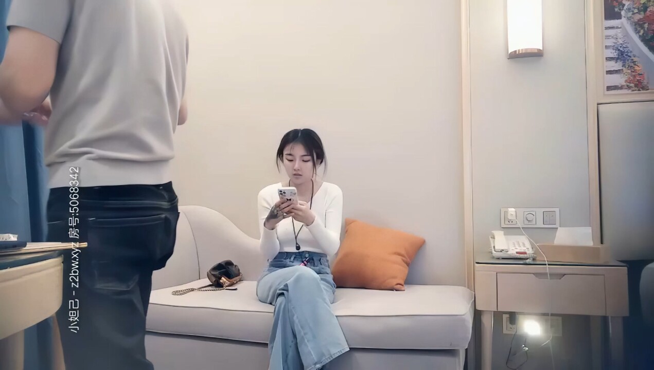 探花精選 -【AI高清2K修複】【LOVE小天】探花長相清純萌妹，脫掉衣服手上花臂紋身，蹲著口交沙發上被猛操站立後入 海报