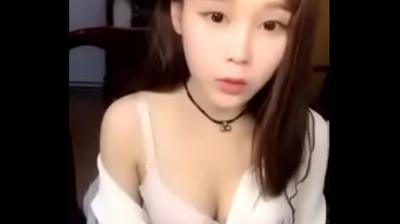 蜜桃臀女神KIKI第三弹！真空开档黑丝自慰蜜汁四溅，清纯萌妹娇喘喷水实录 海报
