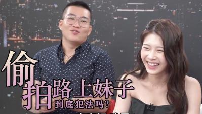【法律边缘の诱惑】外流片偷拍视角×街角爆乳正妹 黑丝美腿露出挑战 你想看的这里都有！ 海报