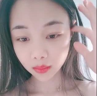 大过年了也不忘记赚外快卧室中和娇小老婆口交打飞机玩穴啪啪后入女上位摇起来 海报
