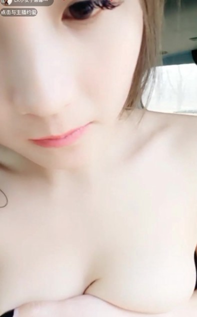 苗条女神露脸户外直播，大白天与炮友野外车震无套爆操内射！ 海报