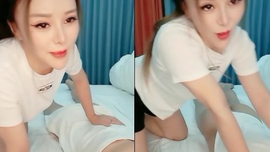 风骚少妇露脸伺候大哥，精油抹奶胸推按摩，69深喉口交巨根，爆操内射高潮迭起！ 海报