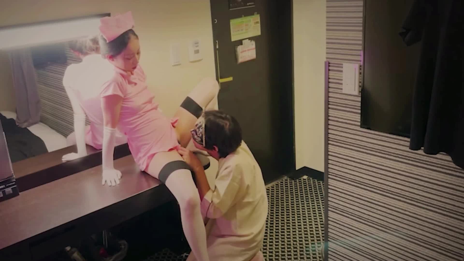 性感女护士与男友情趣游戏 海报