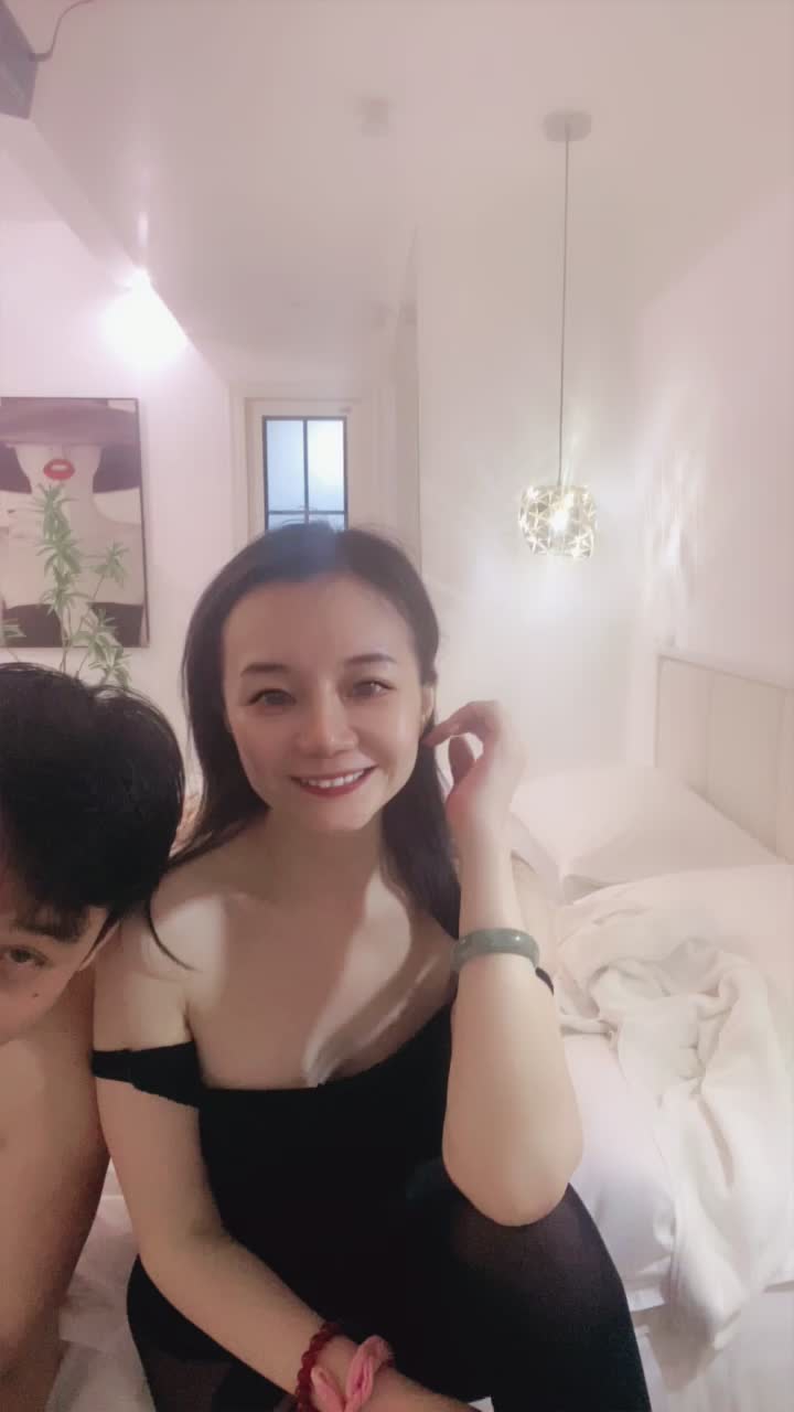 二零二五六月一号_美宝小少妇1 海报