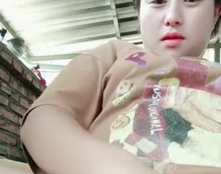 怀孕的人妻露脸大白天哄着孩子还要伺候大哥激情啪啪掰开逼逼给狼友看特写各种舔弄大鸡巴无套爆草射逼里 海报