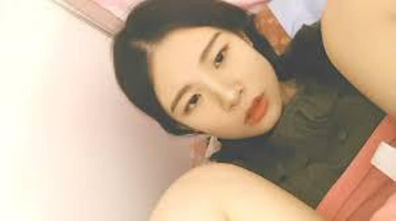 真实露脸大学生！在校极度反差学生妹拍片赚外快，紫薇放尿，姐妹在 海报