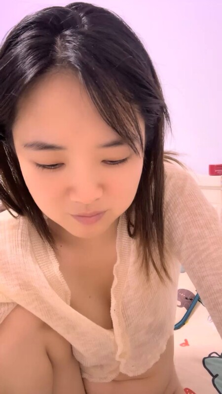 安徽良家少妇'海棠月色'黑丝巨乳自拍流出：腼腆人妻家中激情实录，闷骚内里浪得发颤！ 海报