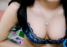 白皙巨乳耳环妹全裸自慰！振动棒狂插浓密黑森林，高颜值诱惑等你来战！ 海报