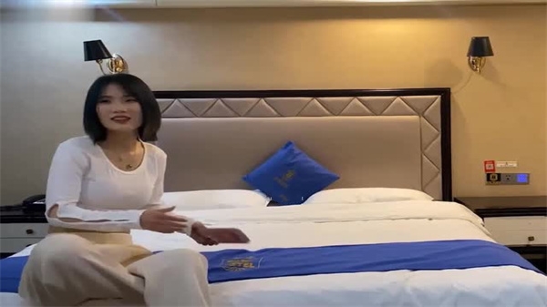 花臂猛男酒店狂操缺钱兼职嫩妹，为还债主动掰穴求内射！ 海报