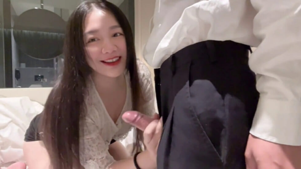 台湾SWAG Daisybaby巨乳人妻OL跟男同事出差住旅館騷穴被操翻 海报