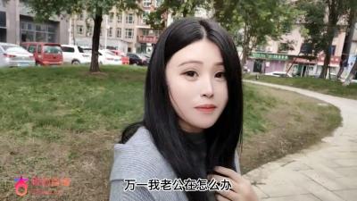 人妻偷情老公戴绿帽，心真大浑然不觉！ 海报