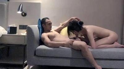 中年大叔约到年轻肤白嫩妹，温柔配合 海报