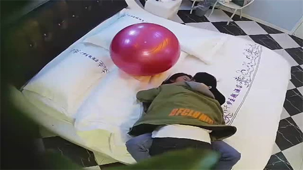 酒店摄像头情趣瑜伽球房未流出带校花女友开房啪啪 海报